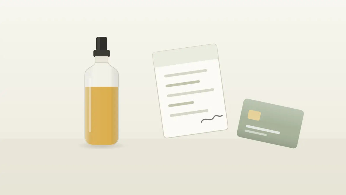 Rezeptformular, Versichertenkarte und CBD-Öl-Fläschchen