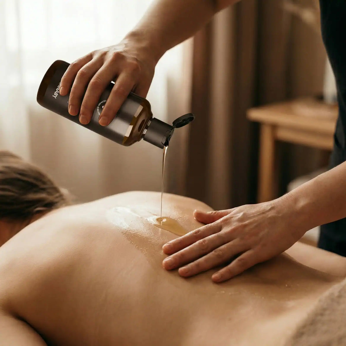 Rückenmassage mit CBD Massageöl