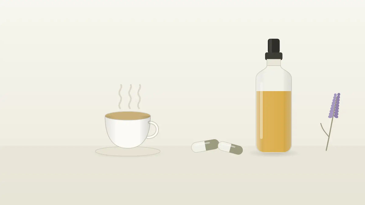 Tasse Kräutertee, Kapseln und CBD-Öl-Fläschchen als rezeptfreie Beruhigungsmittel