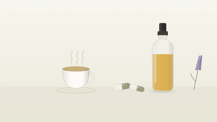 Tasse Kräutertee, Kapseln und CBD-Öl-Fläschchen als rezeptfreie Beruhigungsmittel