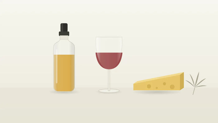 Käse, Rotweinglas und CBD-Öl-Fläschchen als Symbol für histaminreiche Lebensmittel