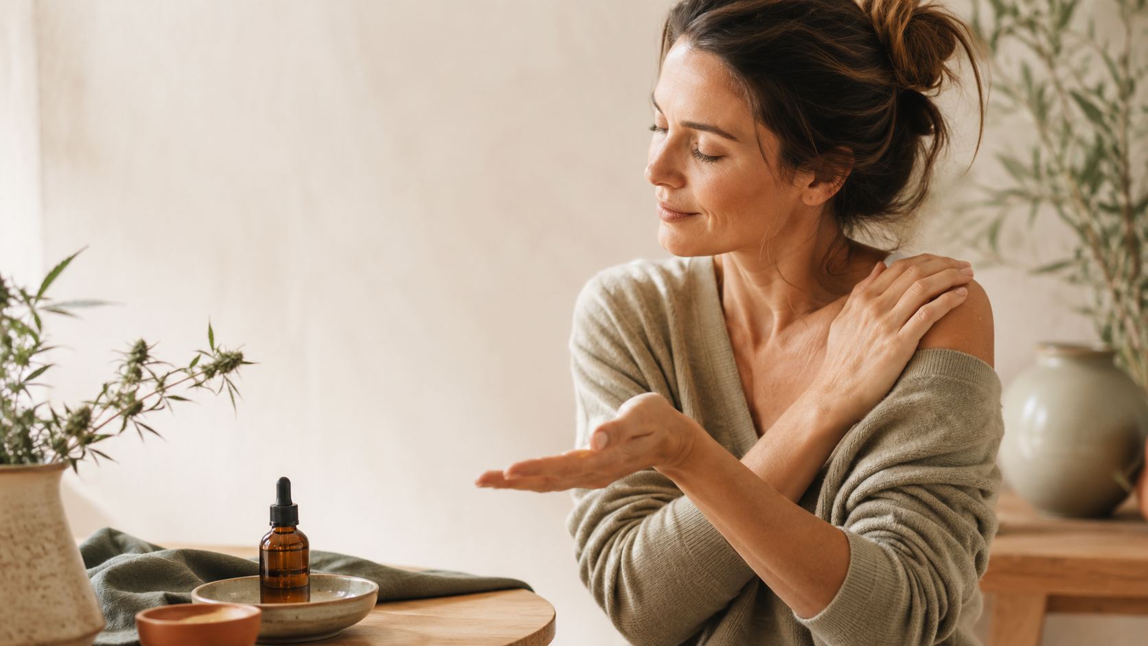 Frau massiert beruhigend CBD Öl auf ihre Schulter in einer warmen, natürlichen Wellness-Umgebung – symbolisches Bild für die Anwendung von CBD Öl gegen Schmerzen.