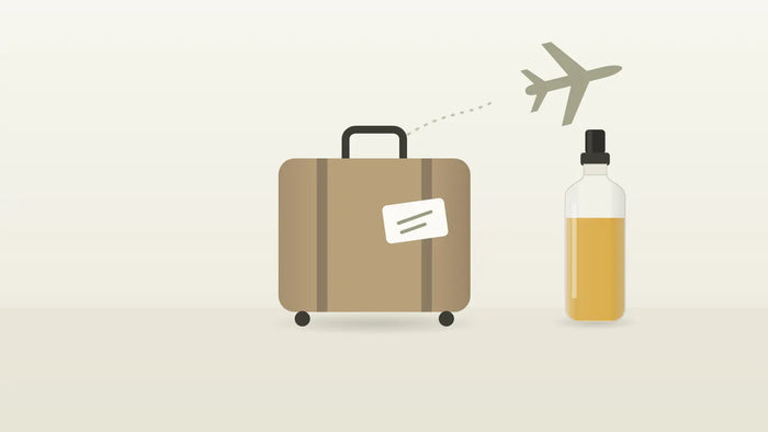 Koffer, Flugzeug und CBD-Öl-Fläschchen als Symbol für Reisen mit CBD