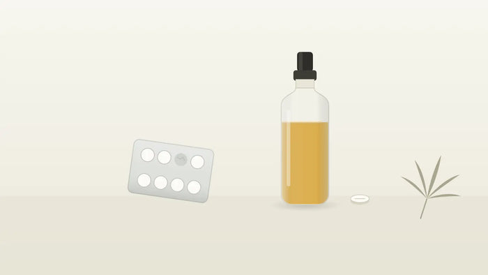 Weiße Tabletten im Blister und CBD-Öl-Fläschchen als Symbol für Wechselwirkungen mit Citalopram