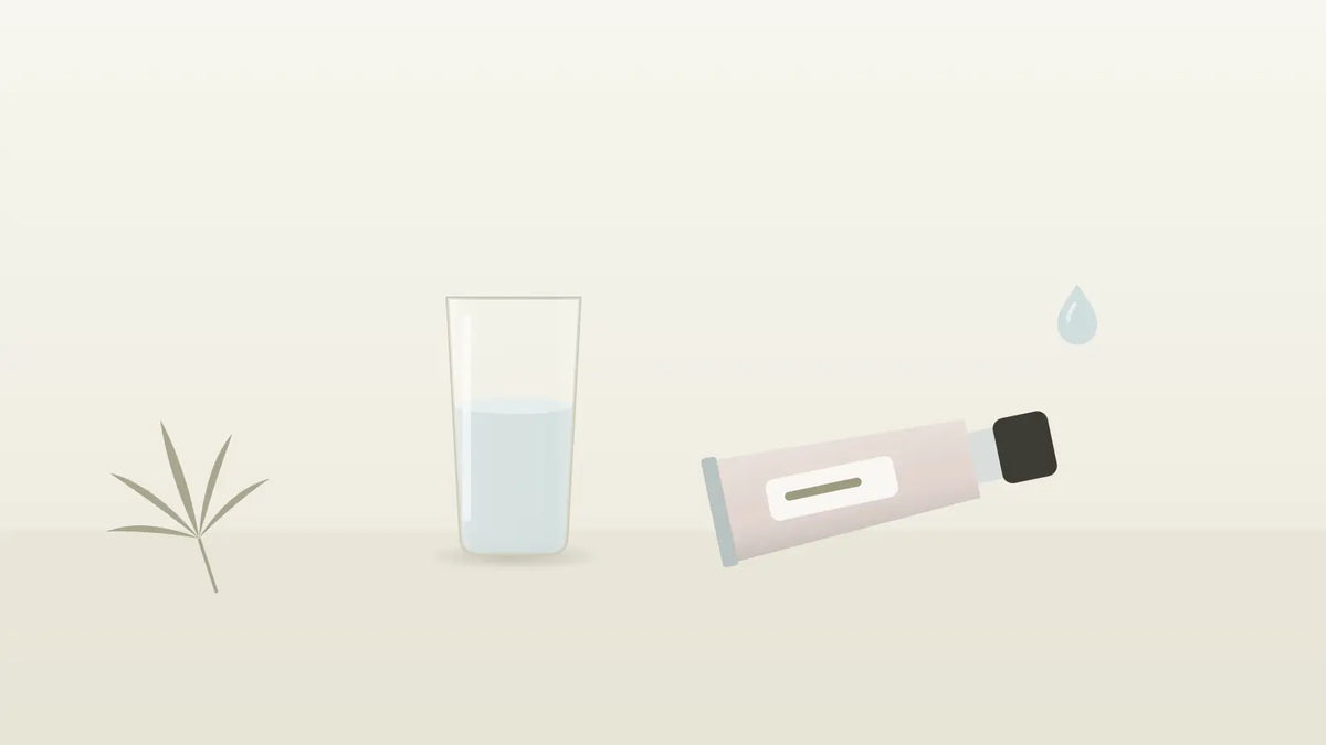 Gleitgel-Tube und Glas Wasser als Symbol für Gleitgel und Blasengesundheit