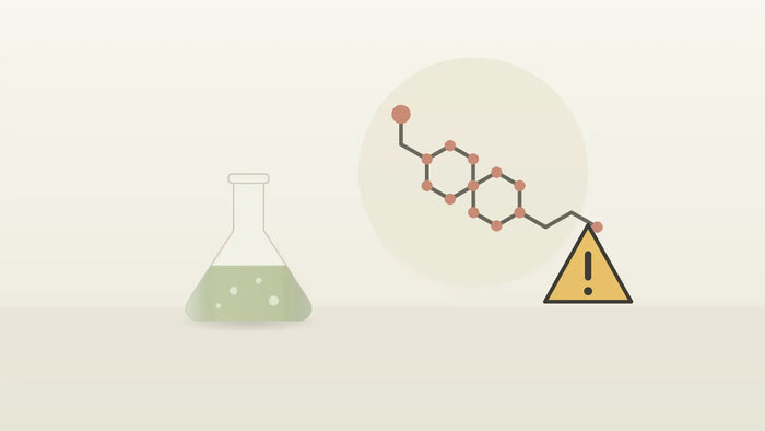 Laborkolben und Molekülstruktur mit Warnzeichen für synthetische Cannabinoide
