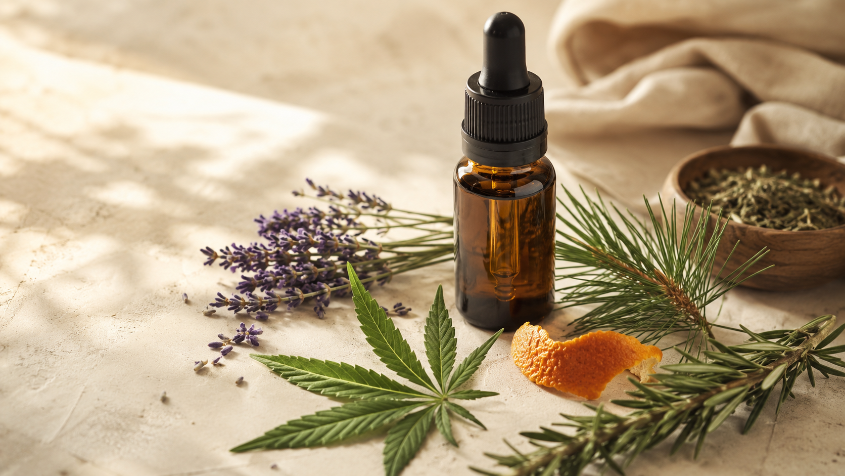Was sind Terpene? Natürliches CBD-Öl mit Lavendel, Rosmarin, Kiefer und Zitrusschale als Symbol für natürliche Aromen und Terpene.