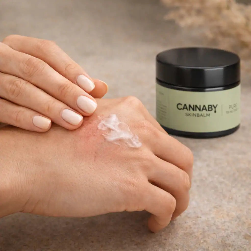 CBD Salbe wird auf der Hand verteilt