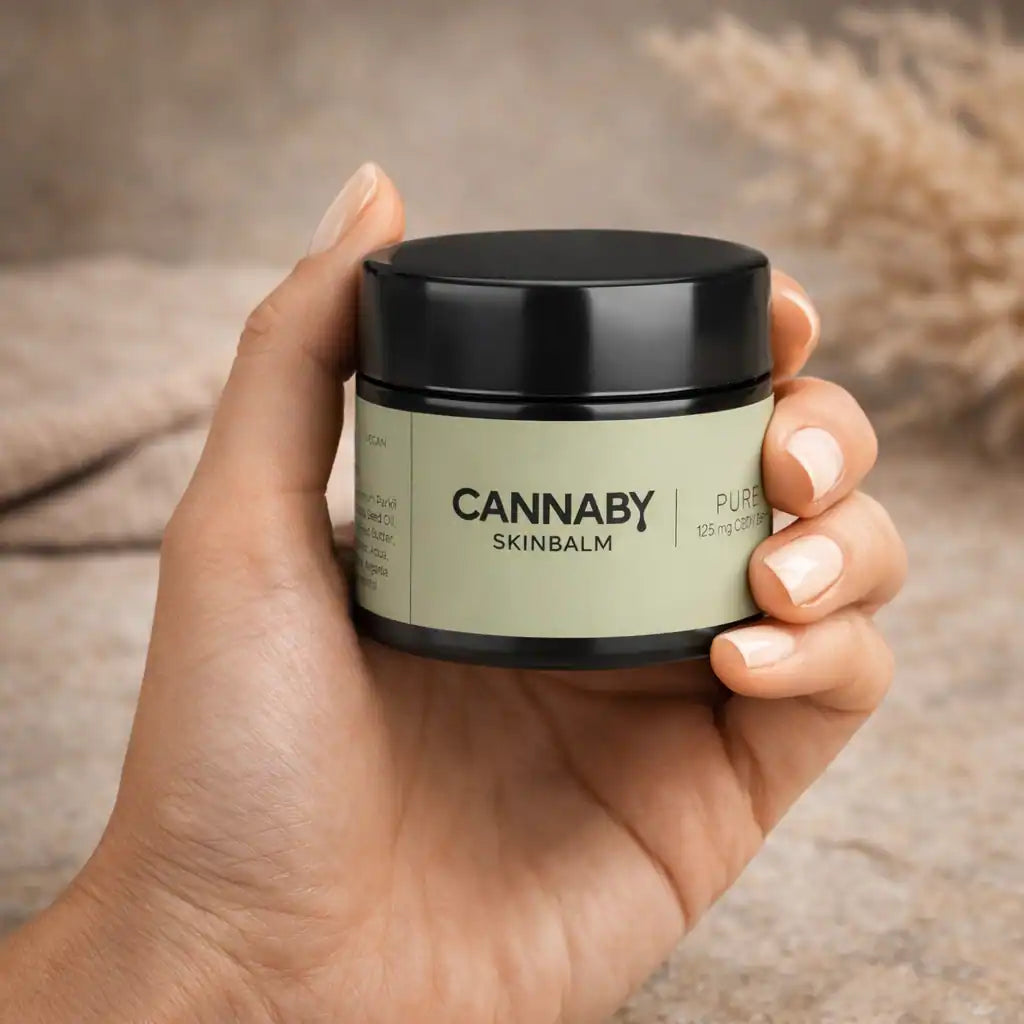 CANNABY CBD Salbe Pure in der Hand